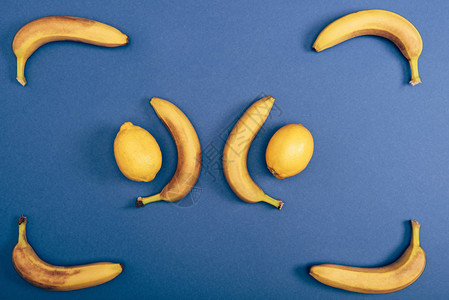 蓝色背景黄香蕉的多汁和新鲜图片