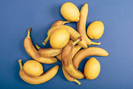 蓝色背景的成熟黄色香蕉和图片
