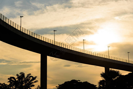 位于曼谷泰国的建筑桥与蓝天和日落图片