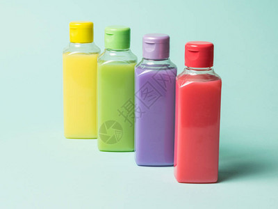 彩色塑料瓶有轻背景的液体装在塑料瓶中图片