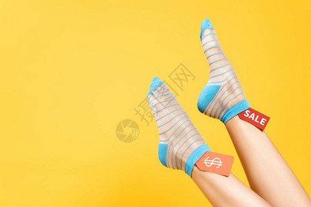 袜子和贴有美元符号和黄色孤立的销售单词的标签上女图片
