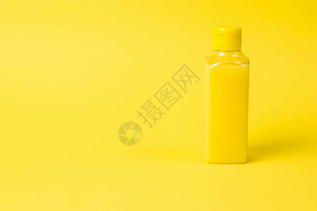 黄色液体的塑料瓶图片