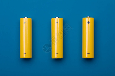 3个黄色AA碱电池或蓝底可再充电的NiMH电池图片
