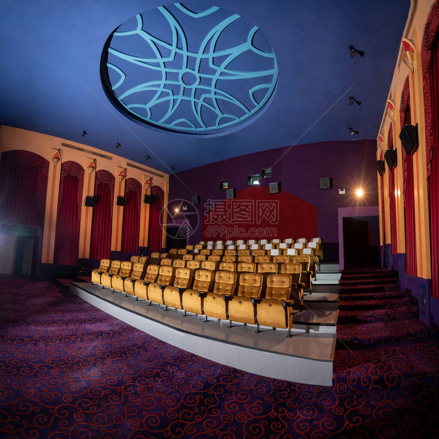 大型电影院内部设有座位排图片