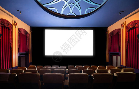 电影院座位排前的电影院屏幕显示从电影放映机投影的白色屏幕背景图片