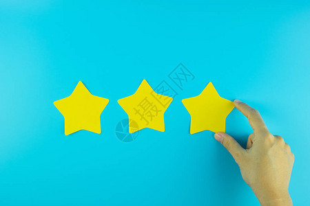 客户在蓝色背景上持有三星黄色纸条客户评论反馈评级排图片
