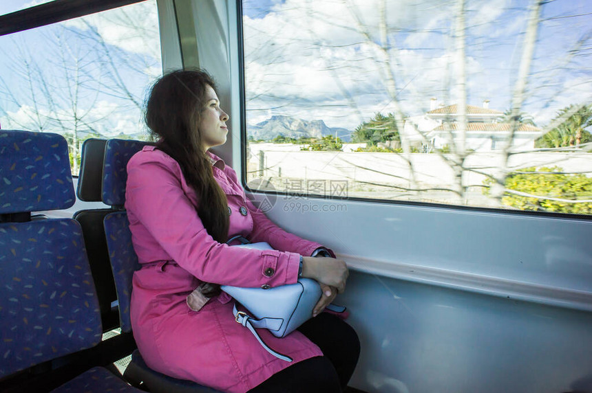 年轻女子乘火车旅行旅行图片