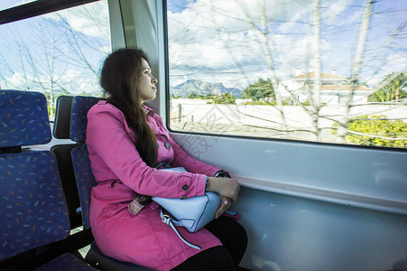 年轻女子乘火车旅行旅行图片