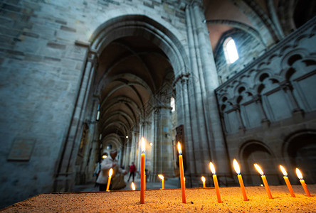 德国美丽的旧教堂的建筑草原上的蜡烛和背图片