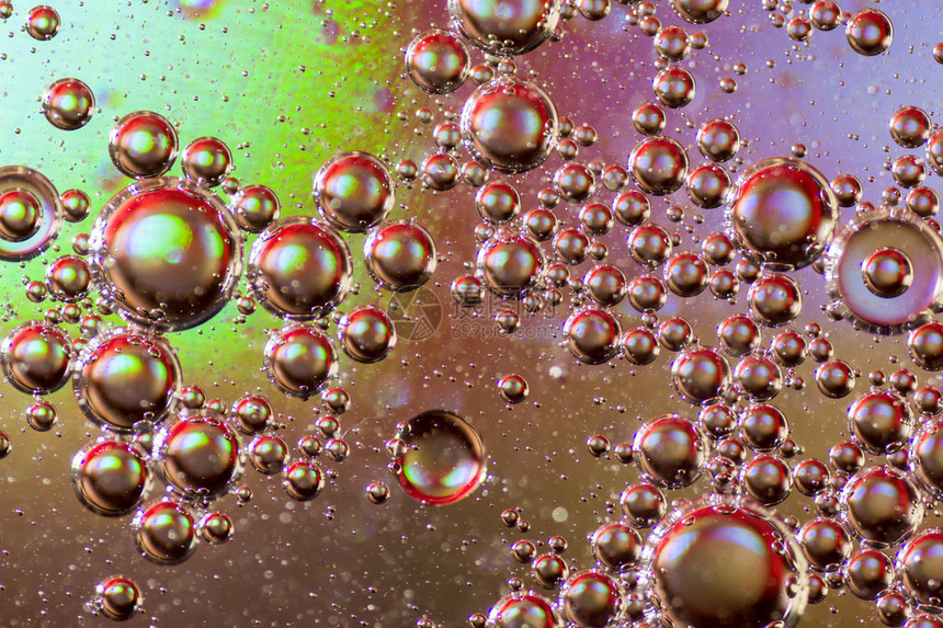 充满活力的多色气泡在现代独特设计的水抽象背景上形成迷幻油彩虹灯照明显示图片