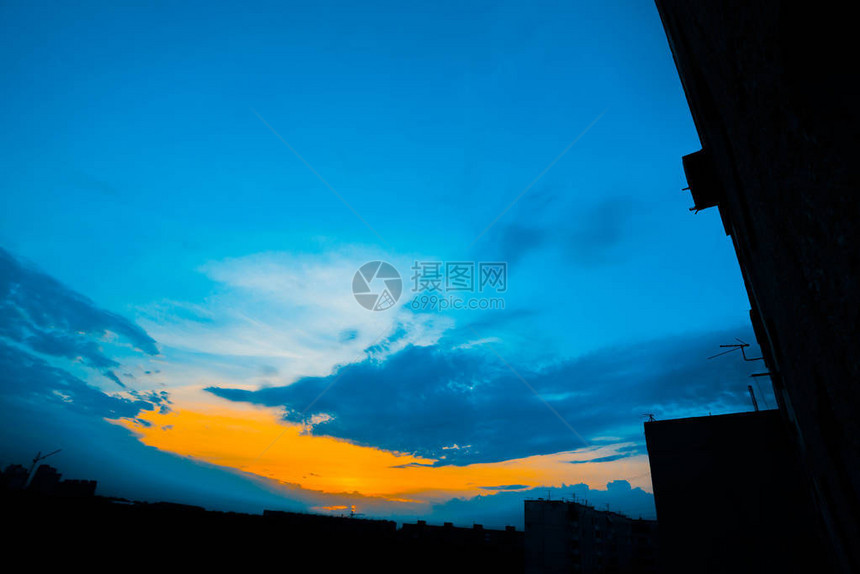 城市建筑剪影背后的大气蓝色多云天空图片