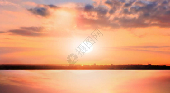 阳光下的天际线傍晚灯光反射在海水黄金夏季日落城市自然背景塔林爱沙图片