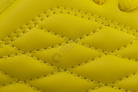 黄色运动鞋的碎片运动鞋材料图片