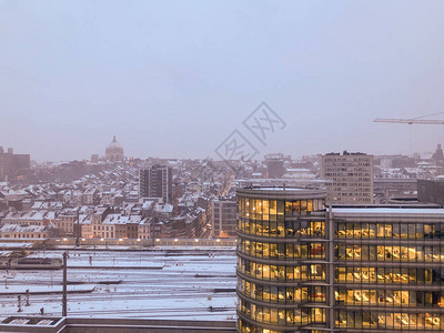 雪覆盖了布鲁塞尔市比利时和欧洲的金融商业区图片