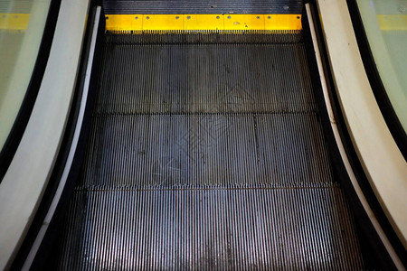 关闭旧自动扶梯的最后一步图片