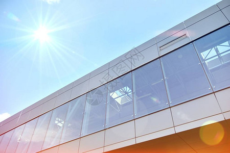 现代办公大楼细节有阳光的玻图片