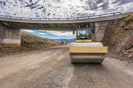 在正修建的公路上进行平整图片