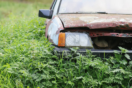 废弃在农村的老式苏联质朴汽车图片