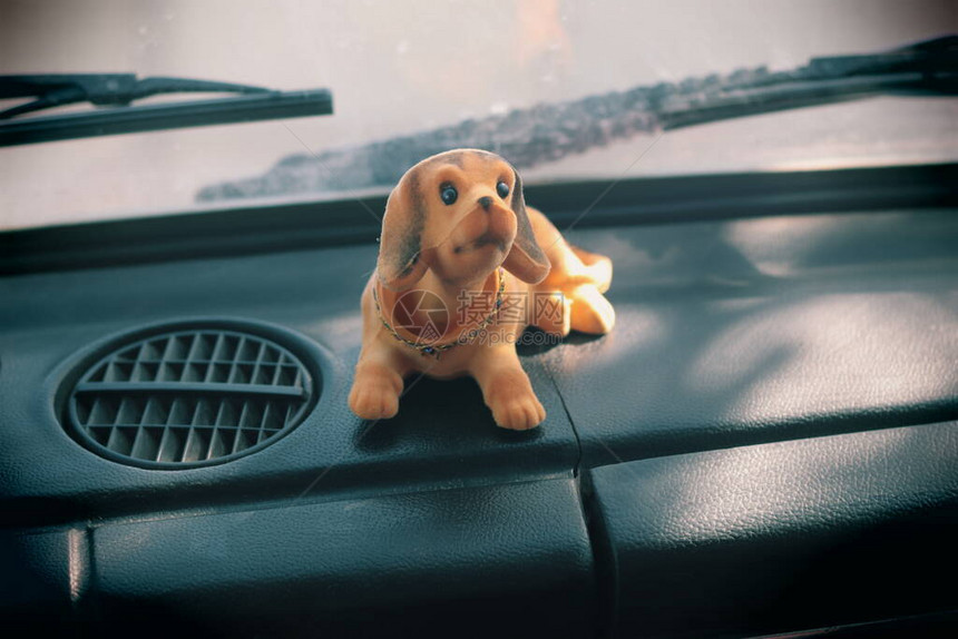 车里的玩具狗图片