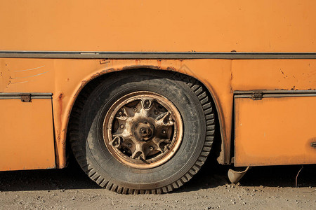 在一辆老黄色公共汽车的老轮子图片