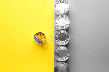 彩色背景上有食物的锡罐图片