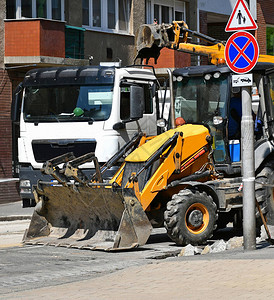 挖掘机站在道路建设图片