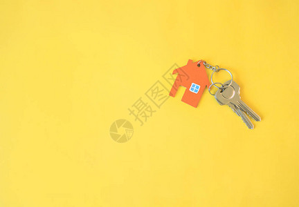 房子和黄色背景的钥匙最起背景图片