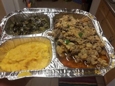 厨房的埃塞俄比亚食品油煎牛肉和肠菠菜和图片