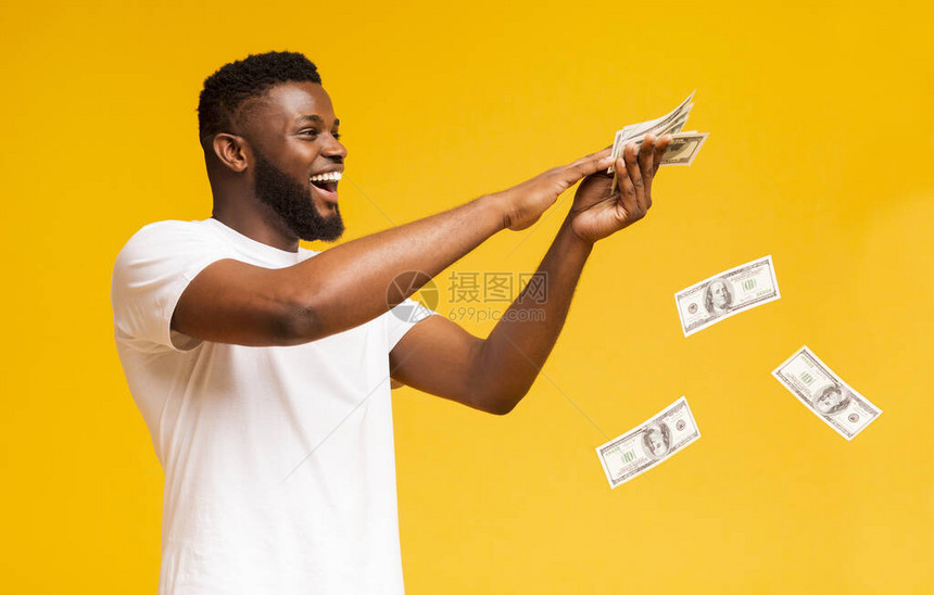 快乐的非洲美国人扔出钞票黄色工作图片