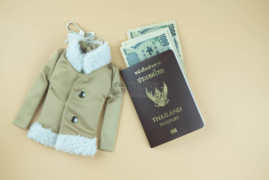 泰国护照和日本钱与冬季外套钥匙圈在日本旅行旅游和旅游图片