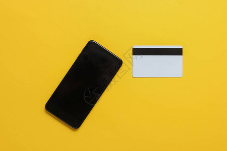 黄色背景的智能手机和银行卡图片