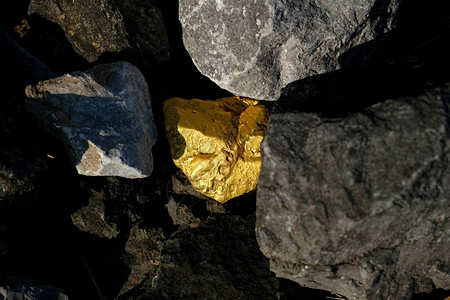 金块和灰色花岗岩石头背景图片