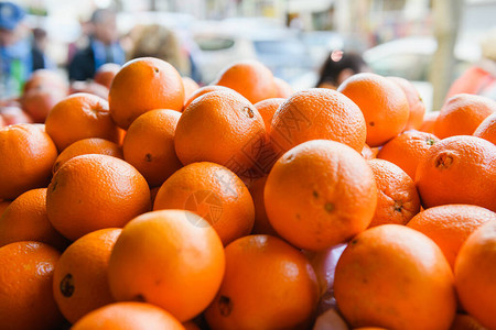 在街市上出售的一堆熟橙子图片