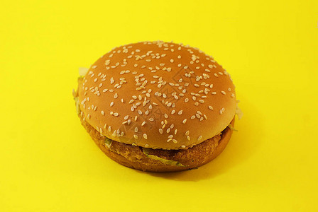 有害的汉堡黄色背景上的快餐图片