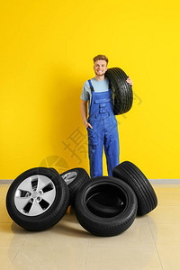 年青男机械工车胎图片