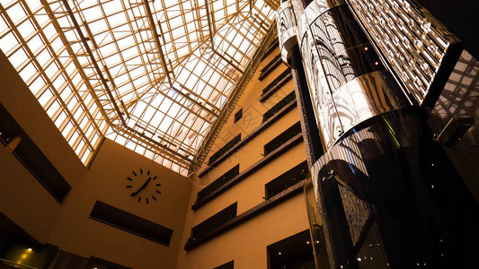 美丽建筑中的未来派电梯影视素材现代电梯设计在美丽的灯光建筑中图片