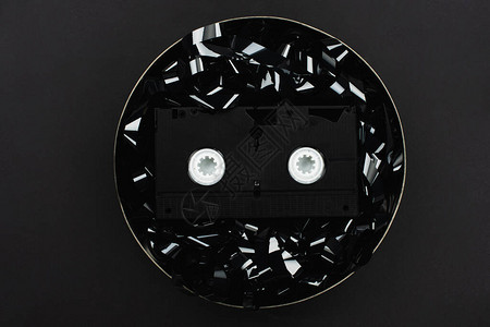 VHS磁带在黑色胶片条上方的VHS图片