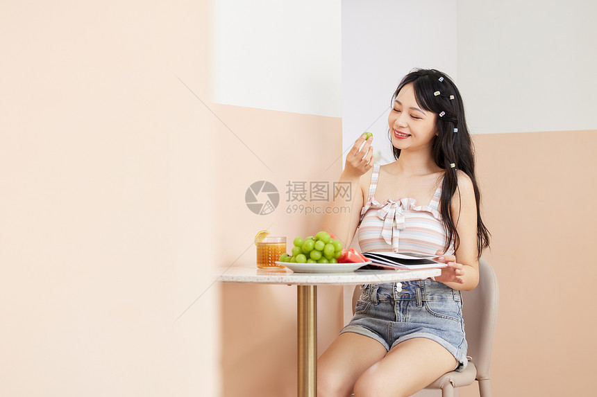 休闲美女开心品尝水果图片