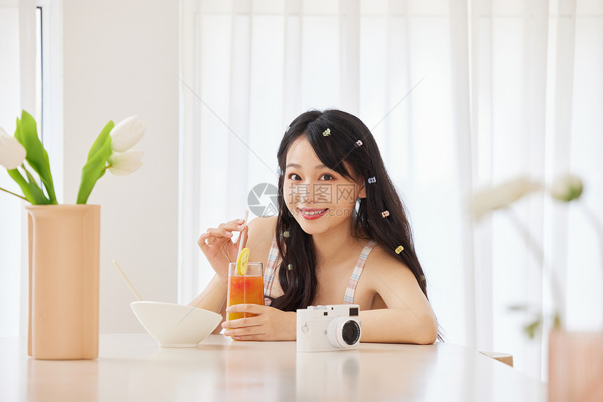 开心品尝清凉饮料的女性图片