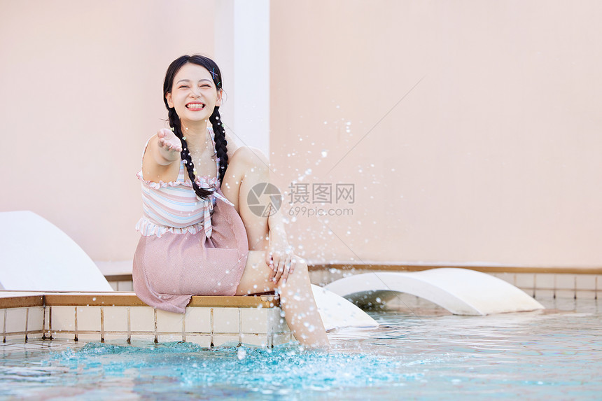 夏日泳池边玩水的美女图片