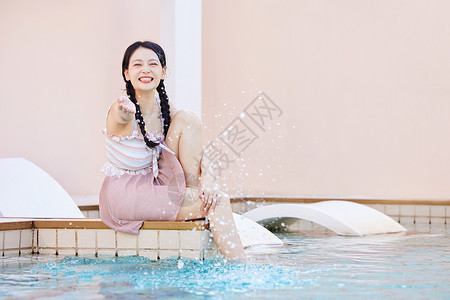 夏日泳池边玩水的美女图片