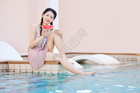 夏天泳衣西瓜手拿西瓜在泳池边玩水的美女背景