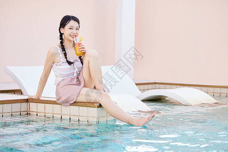 夏日泳池玩水的美女图片