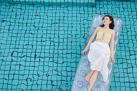 少女游泳圈夏日躺在游泳圈上的美女背景