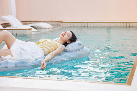 小清新泳衣青年女性在泳池边休闲背景