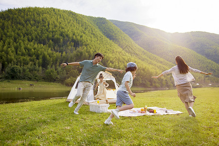 欢乐奔跑欢乐的家庭在户外露营玩耍背景