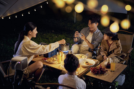 幸福的家庭夜晚户外露营生活背景图片