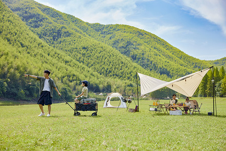 亲子放风筝夏日年轻家庭户外露营背景