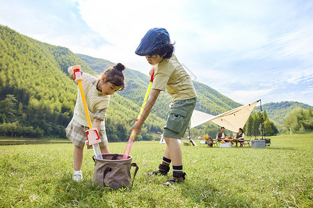扫帚草快乐的儿童户外露营玩水枪背景