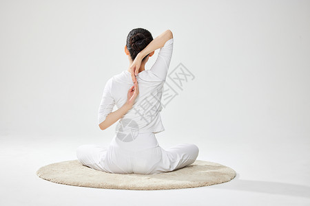 女士做瑜伽女性瑜伽锻炼动作的背影背景